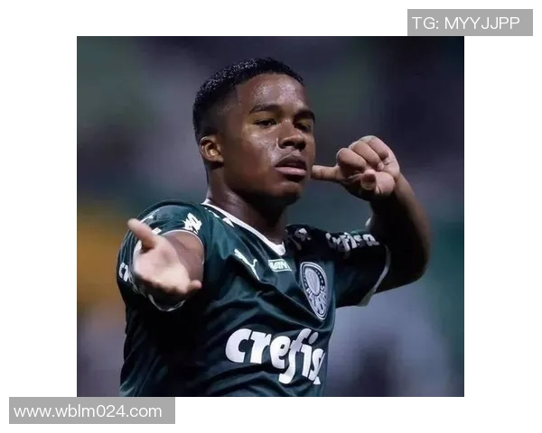 足球明星佩戴耳环彰显个性时尚风采引领潮流趋势